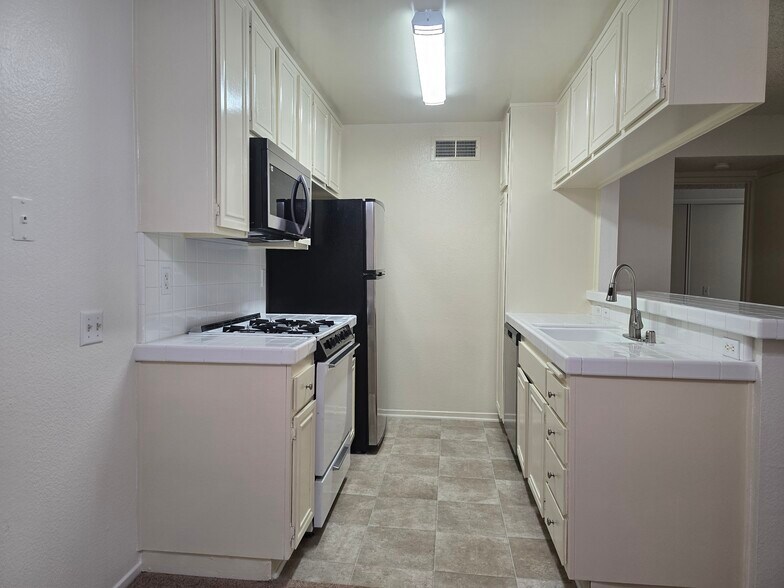 Building Photo - 24518 Nicklaus Dr