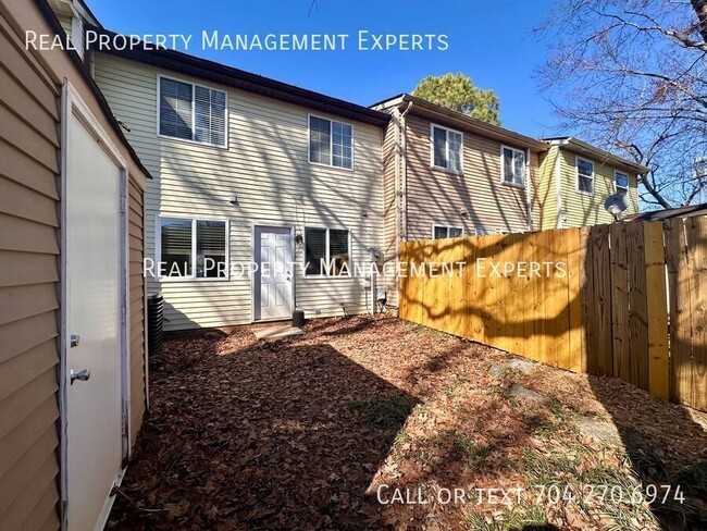 Building Photo - Charming 3BR/1.5BA Townhouse in Charlotte!