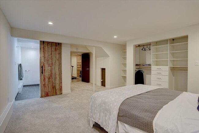 Building Photo - Stunning Remodeled Townhome in North Boulder