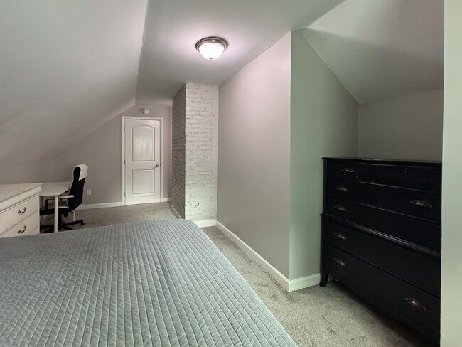 Building Photo - 3350 Highland Park Pl