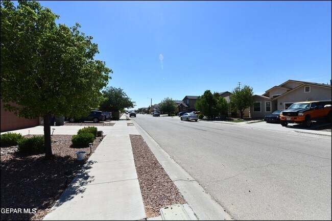 Building Photo - 14309 S Cave Ave