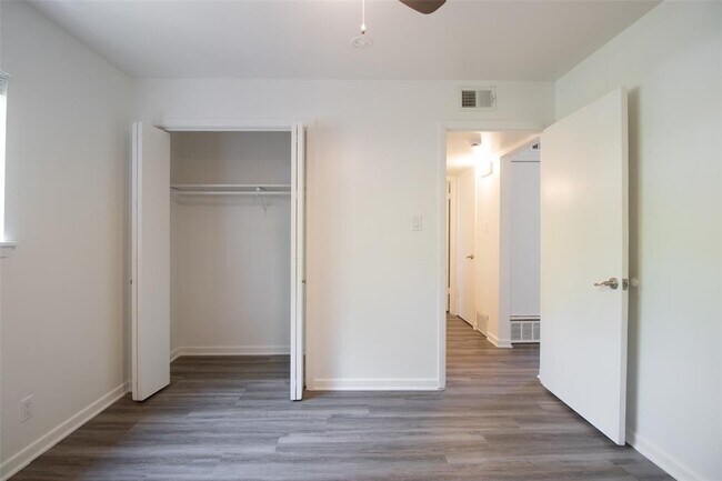 Building Photo - 806 E 13th St