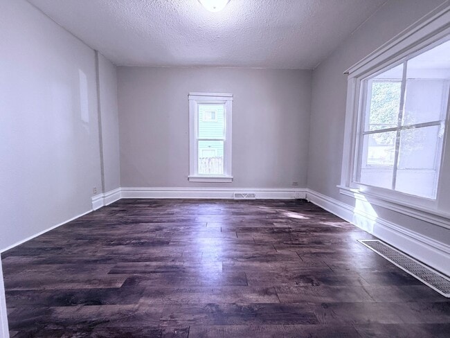 Building Photo - 3-Bed House in Waterloo