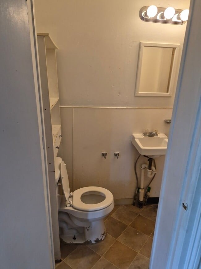 Building Photo - 227 Douglas Ave