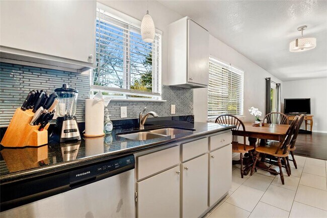 Building Photo - 7203 Barnsdale Way