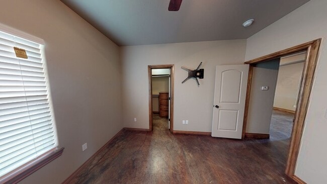 Building Photo - 11201 NE Marigold Ln