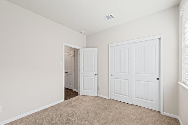 Building Photo - 142 Solitude Dr