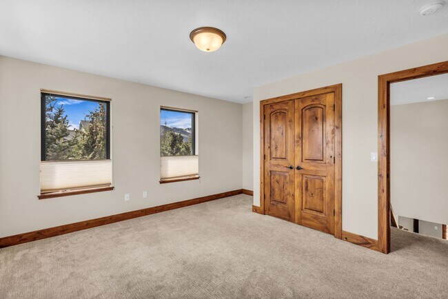 Building Photo - Stunning Mountain Retreat