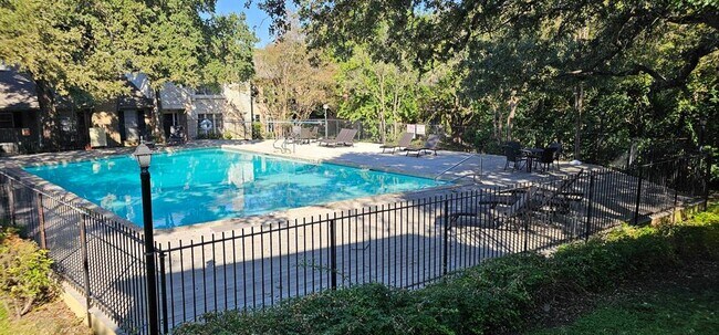 Building Photo - 2002 Voltaire Dr