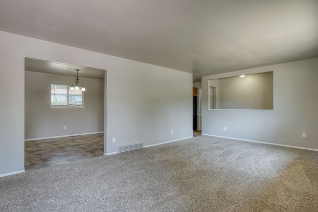 Building Photo - Centrally located 4 bedroom home!