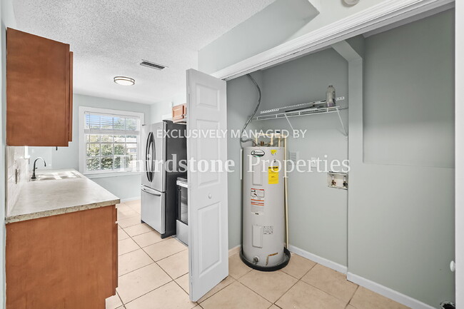 Building Photo - 8057 Oakwood St