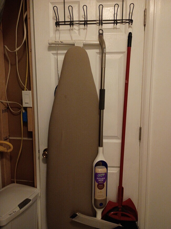 Building Photo - 5070 Fenwood Dr