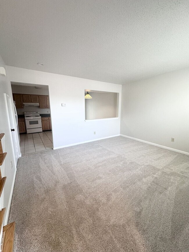 Building Photo - Cozy Townhome By the Beach!