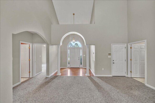 Building Photo - Country Club Living