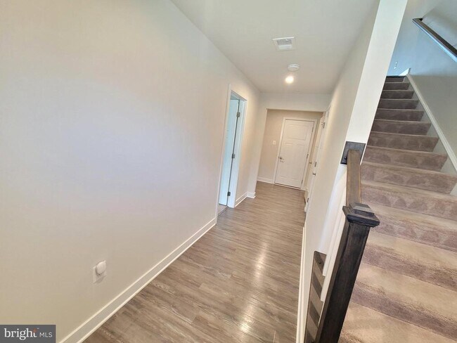 Building Photo - 8667 Shady Pines Dr