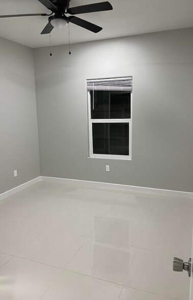 Building Photo - 2511 N Vineyard Ave