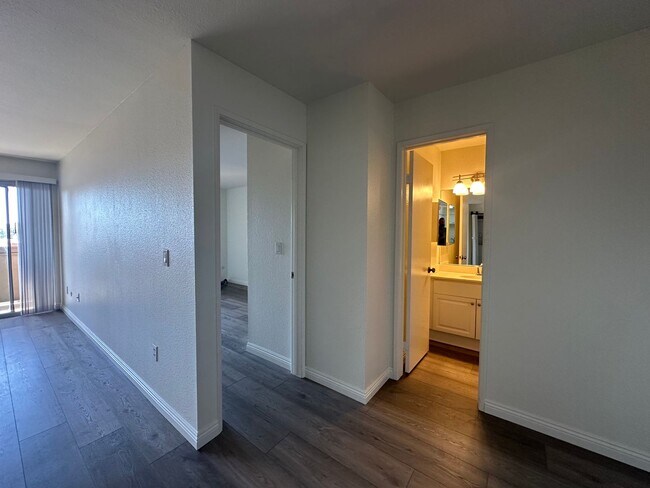 Building Photo - Quiet 2 Bedroom 2 Bathroom Minutes From SDSU