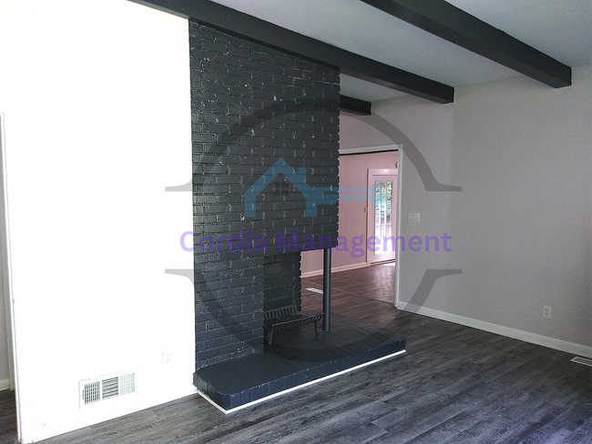 Building Photo - 3 bedroom 1.5  bath in East Point, GA