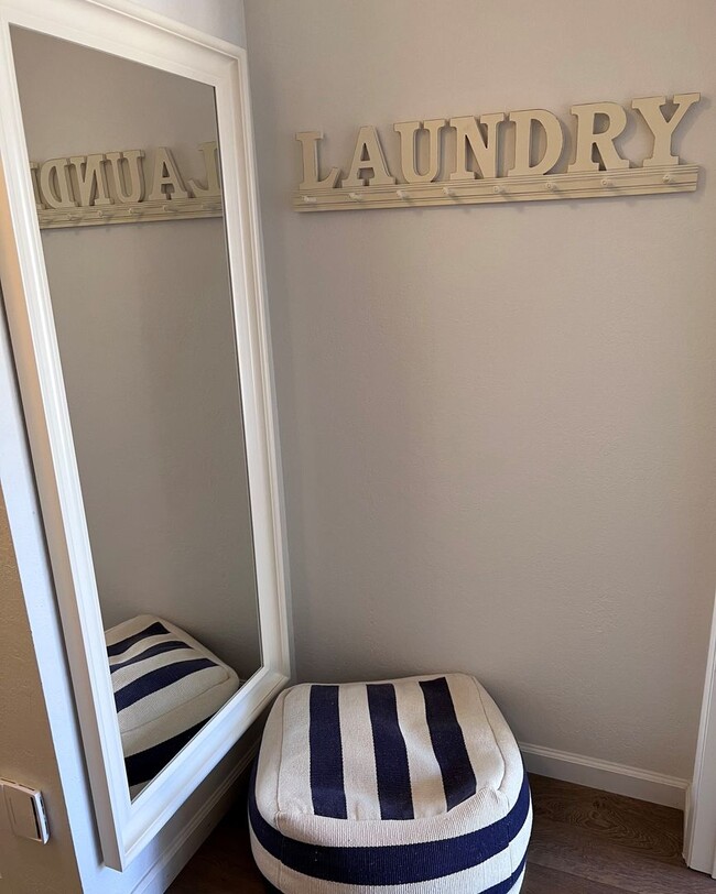 Building Photo - Fully-furnished Sleek 2-bedroom, 2-bathroo...