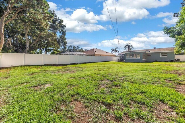Building Photo - 2135 Desoto Way S