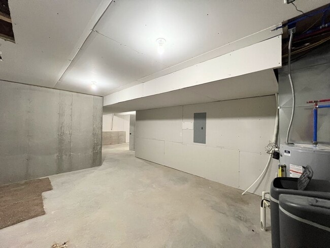 Building Photo - Fenced home close to FLW!