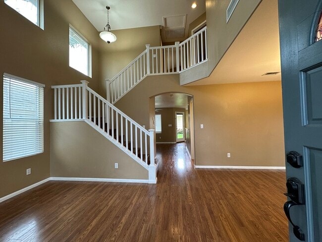 Building Photo - Beautiful & Spacious Pet-Friendly Home at ...