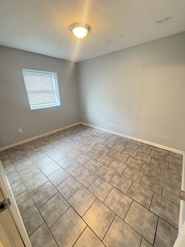 Building Photo - Open floor plan, four-bedroom two-bathroom with washer and dryer