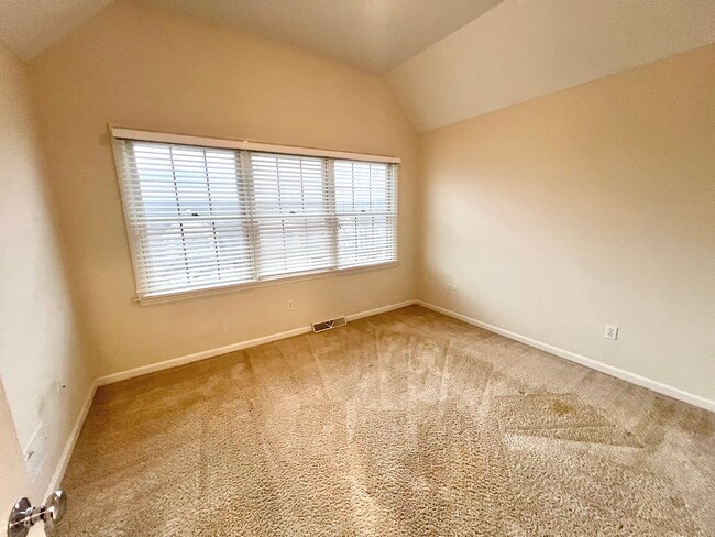 Building Photo - Beautiful Townhome - 3 bedroom 2.5 bath - Must see!