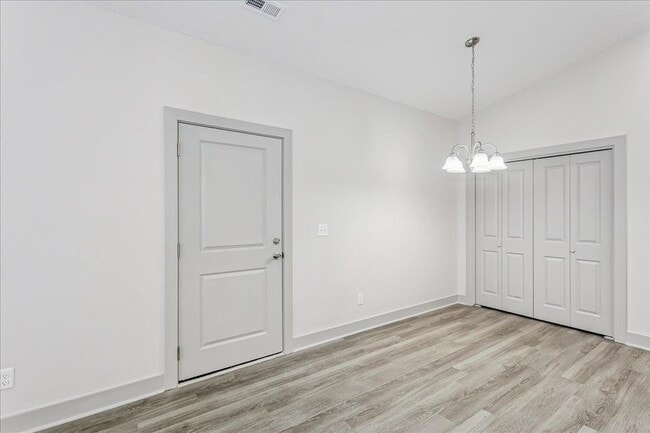 Building Photo - 2905 S Bunker Hl Dr