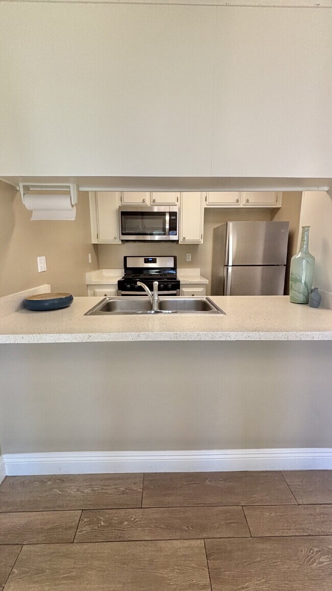 Building Photo - 2 Bedrooms Townhome Availble For Rent in I...