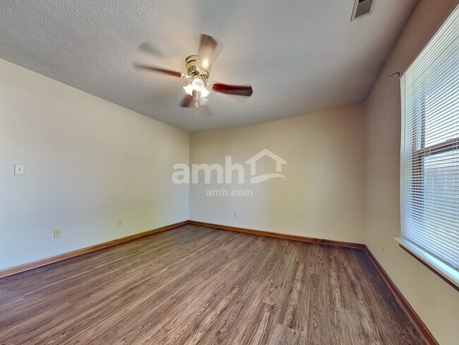 Building Photo - 3326 Redbud Ct