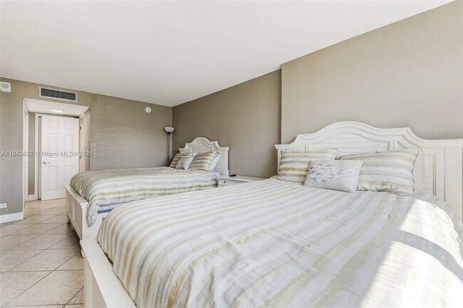 Building Photo - 6039 Collins Ave