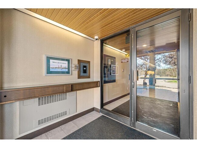 Building Photo - 2885 Knox Ave S