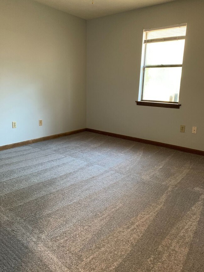 Building Photo - 2 Bedroom Duplex on Eastside!!