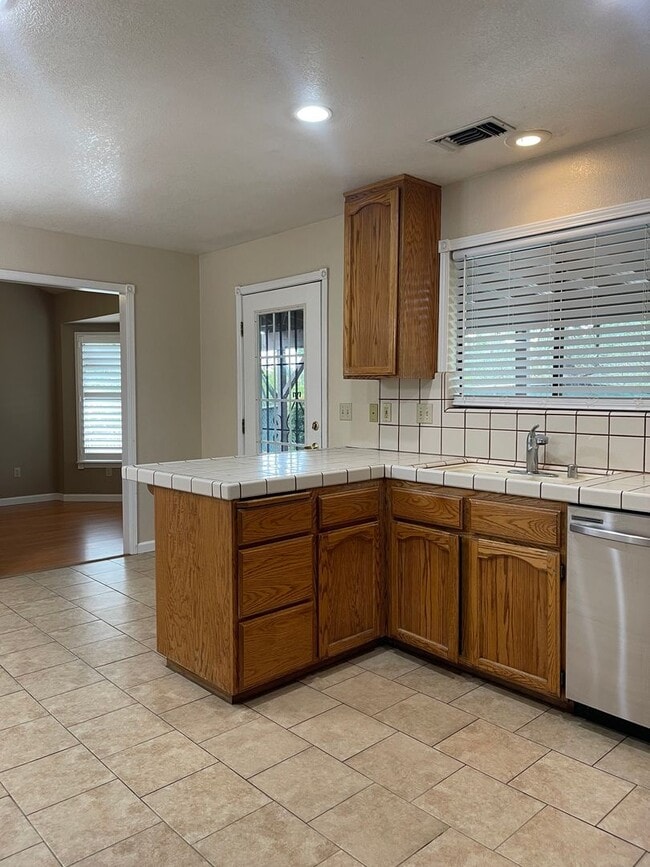 Building Photo - COUNTRY OAKS SUBDIVSION LARGE 3 BED 2 BATH...