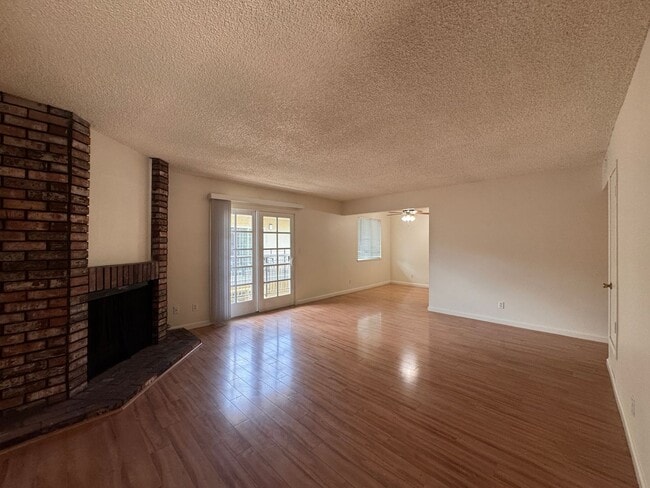 Interior Photo - 541 - 551 Morse Ave - Laurelwood