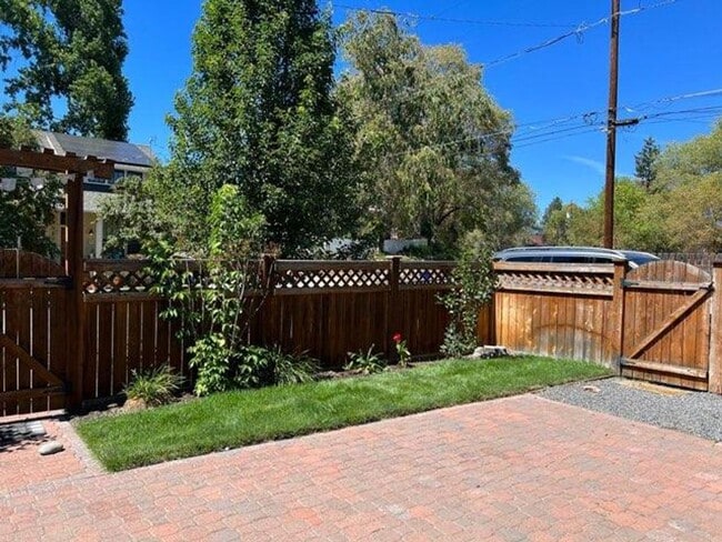 Building Photo - Charming Historical Home, Desirable Downtown Location. Flexible Lease Terms, 30-day Min. All Util...