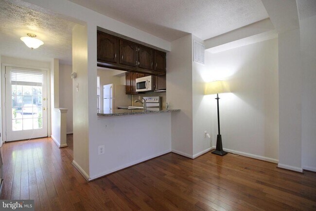 Building Photo - 1544 Woodcrest Dr