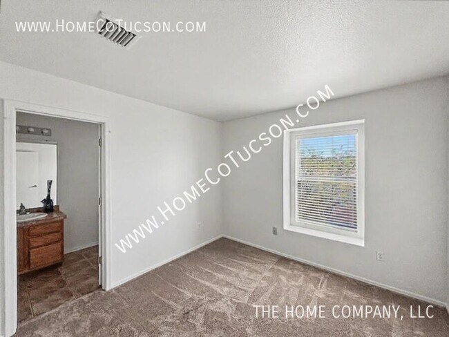 Building Photo - 2708 N Saramano Ln