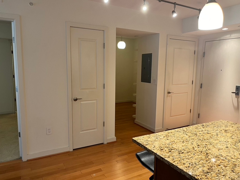 Building Photo - 1025 First St SE