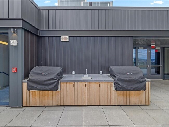 Building Photo - 55 Lagrange St