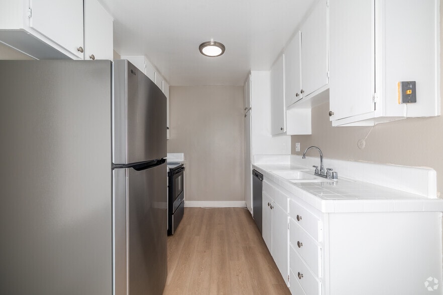 2BR, 2BA - 1,050SF - Kitchen - 925 N. Inglewood Ave.