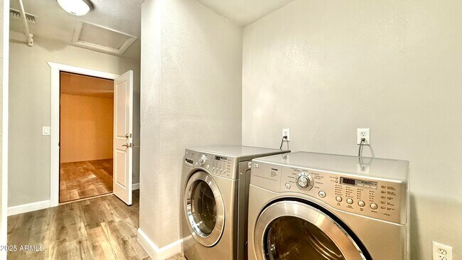 Building Photo - 2502 E Sahuaro Dr