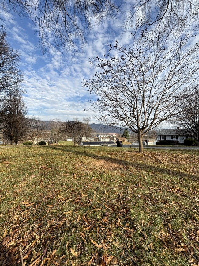 Building Photo - 5819 Dogwood Ave