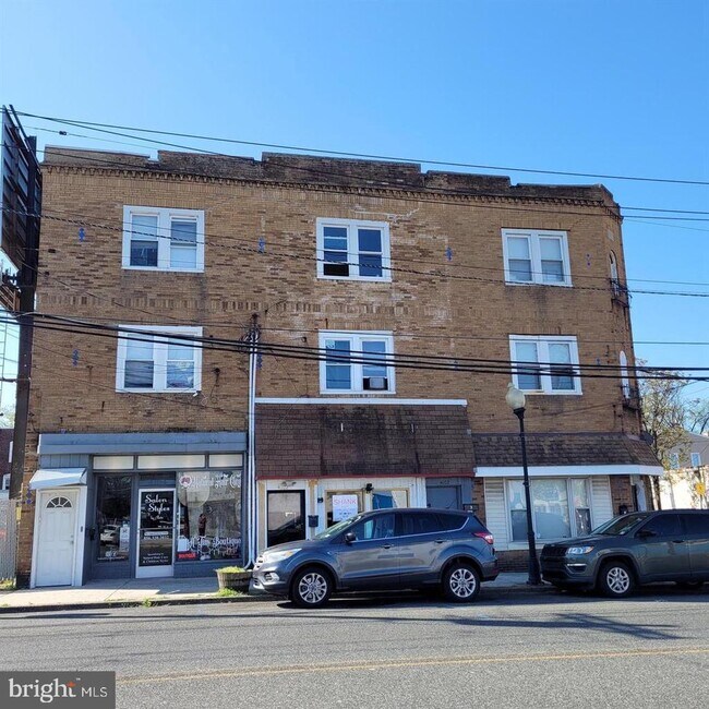 Primary Photo - 4102 W Maple Ave
