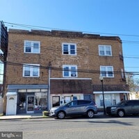 Building Photo - 4102 W Maple Ave