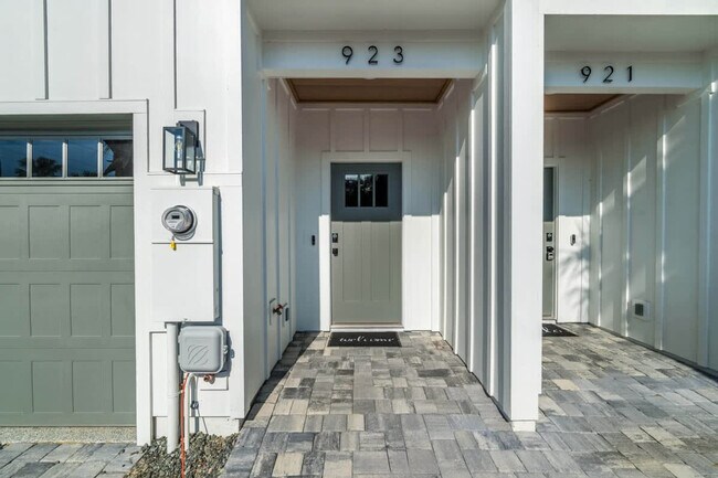 Building Photo - 923 2nd Ave S