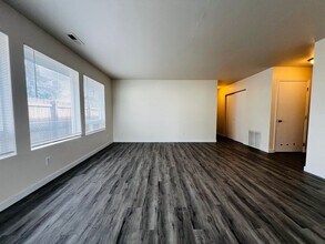 Building Photo - N524