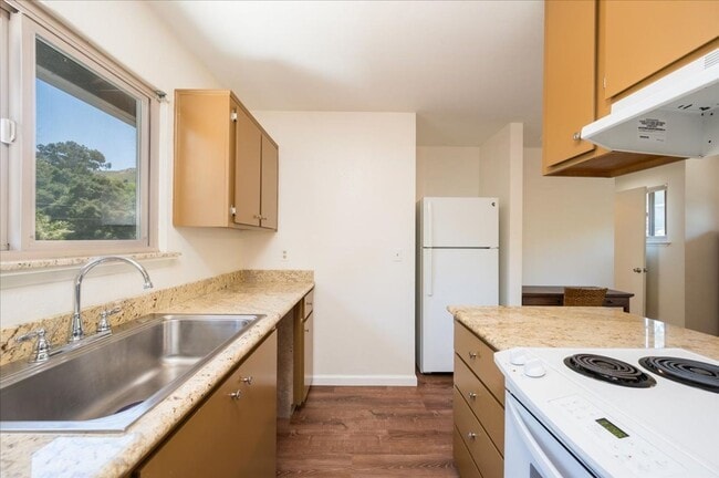 Building Photo - Charming Furnished Studio