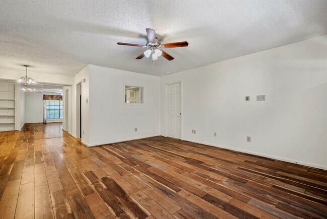 Building Photo - 1311 Antoine Dr